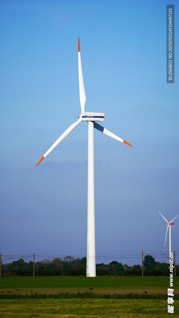 田野中的大型風(fēng)力發(fā)電機(jī)