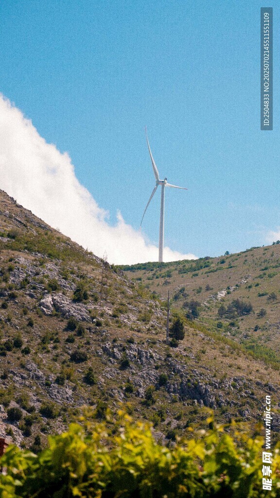 山坡上的風(fēng)力發(fā)電機(jī)