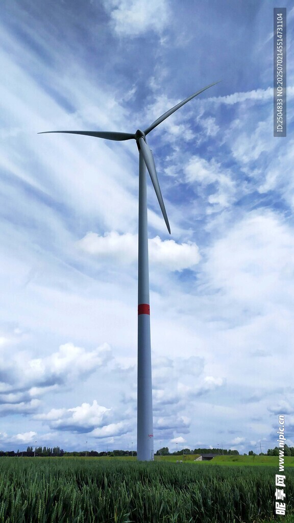田野上的風力發電機