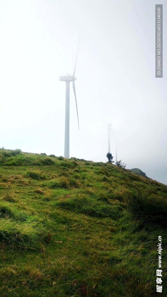 山坡上的風力發電機