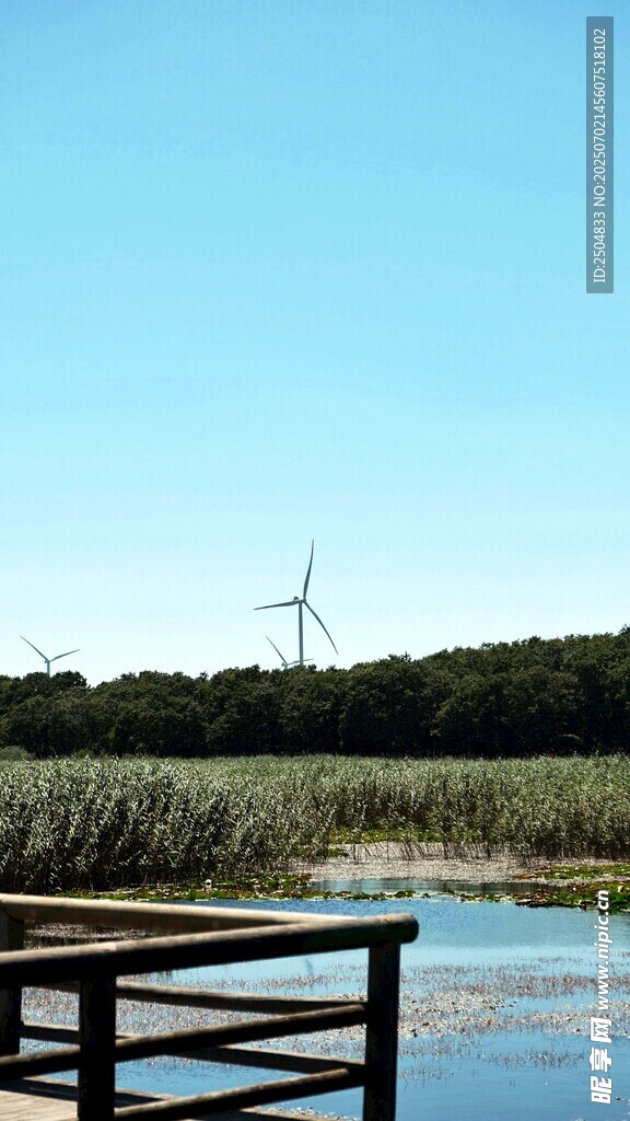 湖畔木棧與遠處風車風景
