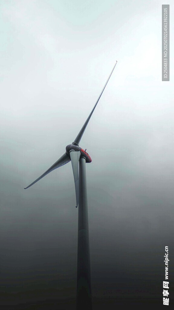 霧中矗立的大型風力發電機