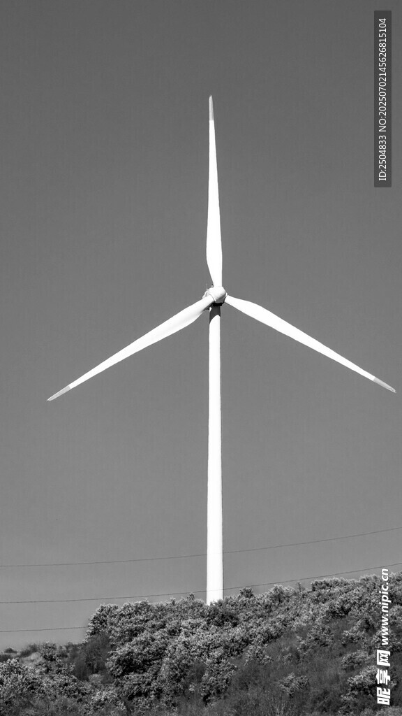山頂上的白色風(fēng)力發(fā)電機(jī)