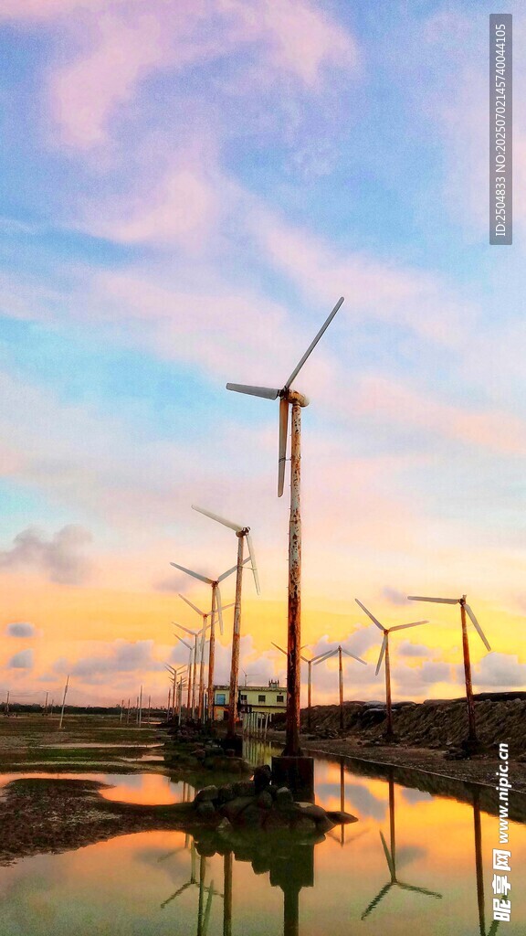 夕陽下的風(fēng)力發(fā)電場美景
