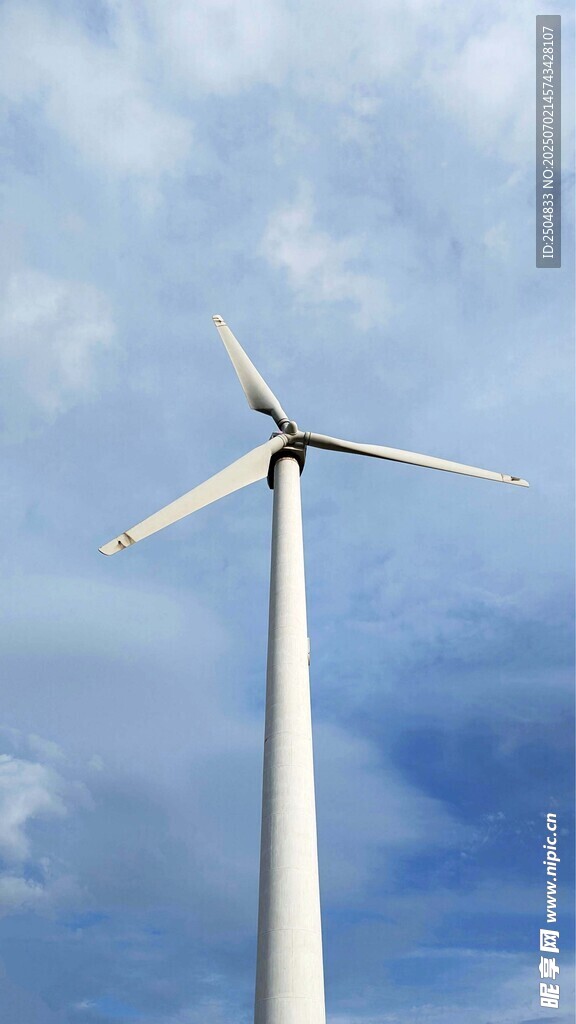 藍天中的白色風力發電機