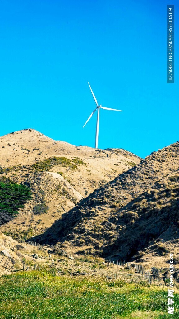 山坡上的風力發電機