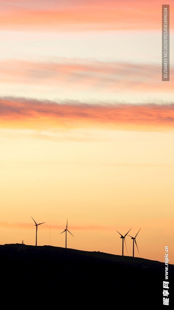 日落時分的風(fēng)力發(fā)電機組