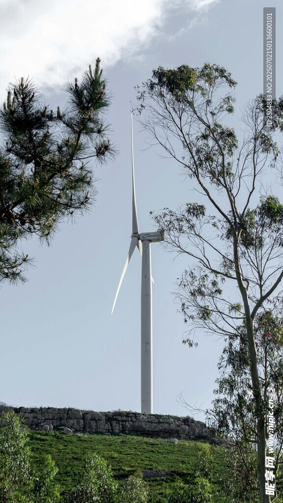山坡上的風(fēng)力發(fā)電機(jī)