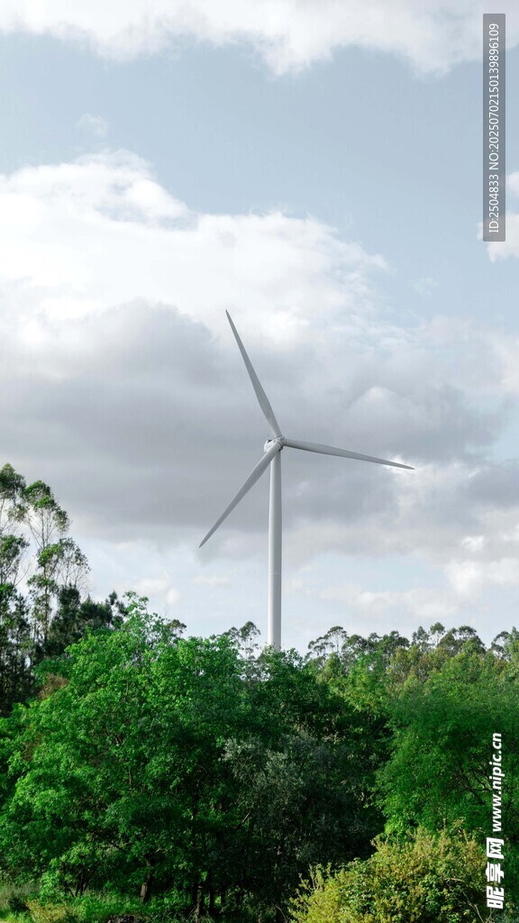 田野中的風力發電機