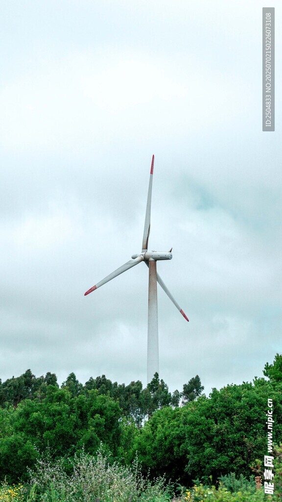 田野中的大型風(fēng)力發(fā)電機(jī)