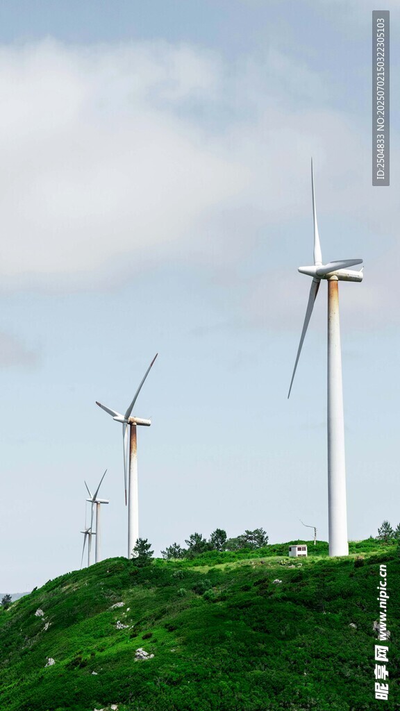 山坡上的風力發電機組