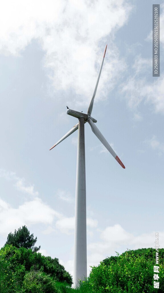 田野中的大型風力發電機