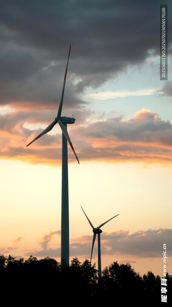 夕陽下的風力發(fā)電機組