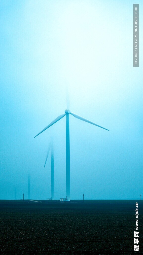 藍天曠野中的風力發電機