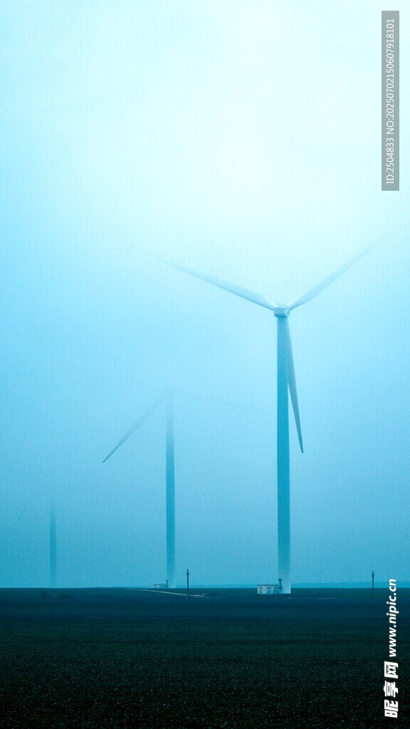田野上的風力發(fā)電機組
