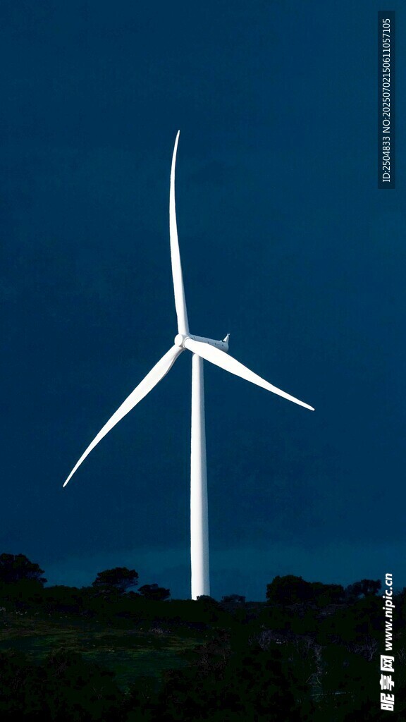 夜幕下的風力發(fā)電機