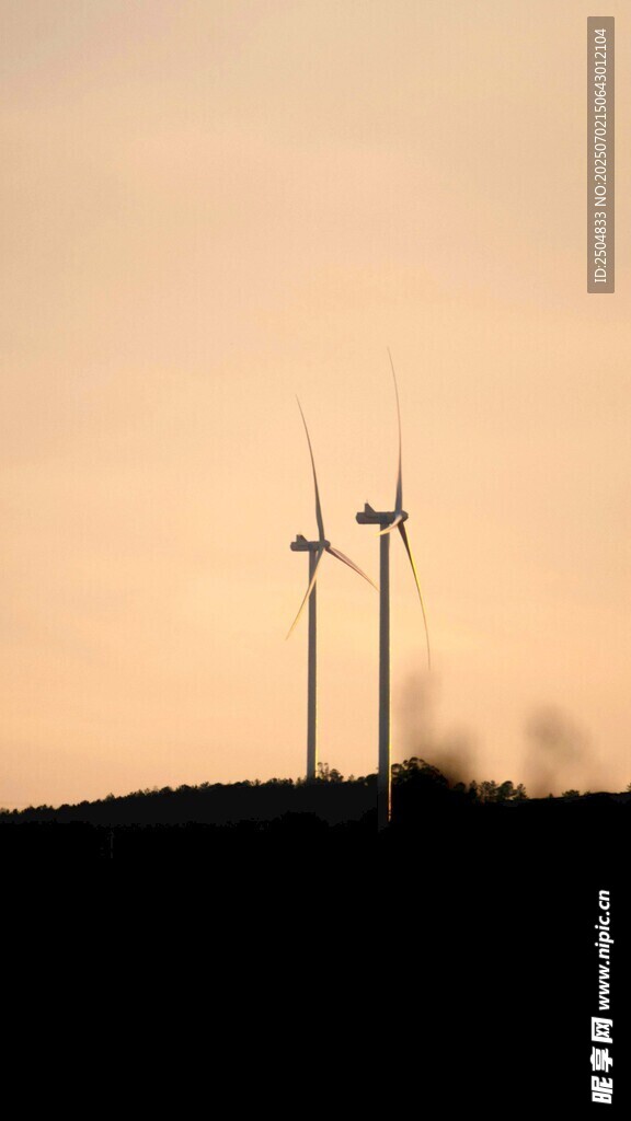 黃昏下的風(fēng)力發(fā)電機(jī)