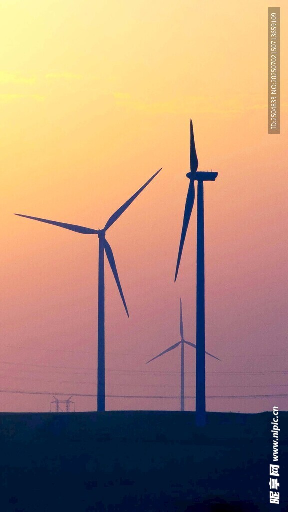 夕陽下的風力發電機組