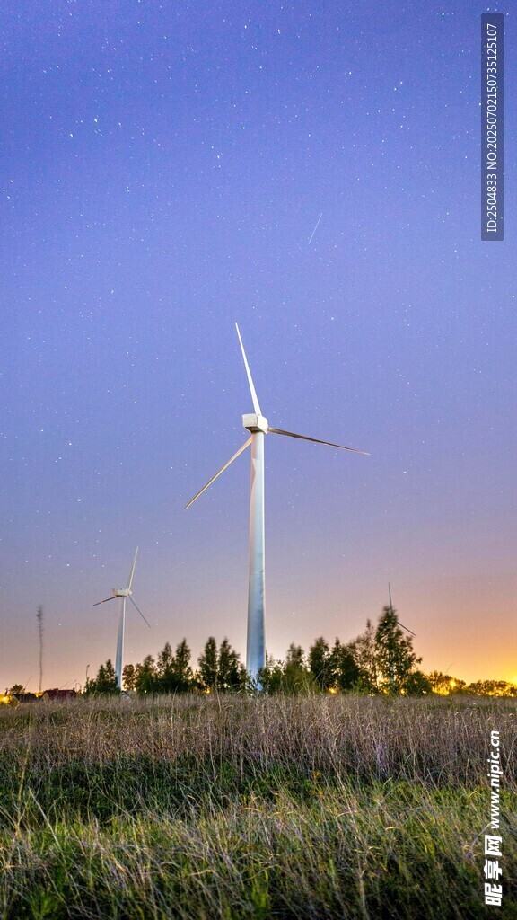 夕陽下的風(fēng)力發(fā)電機(jī)