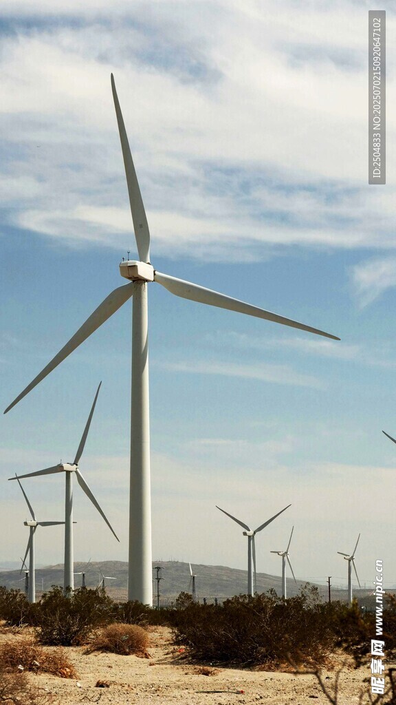 沙漠中的風力發電機組