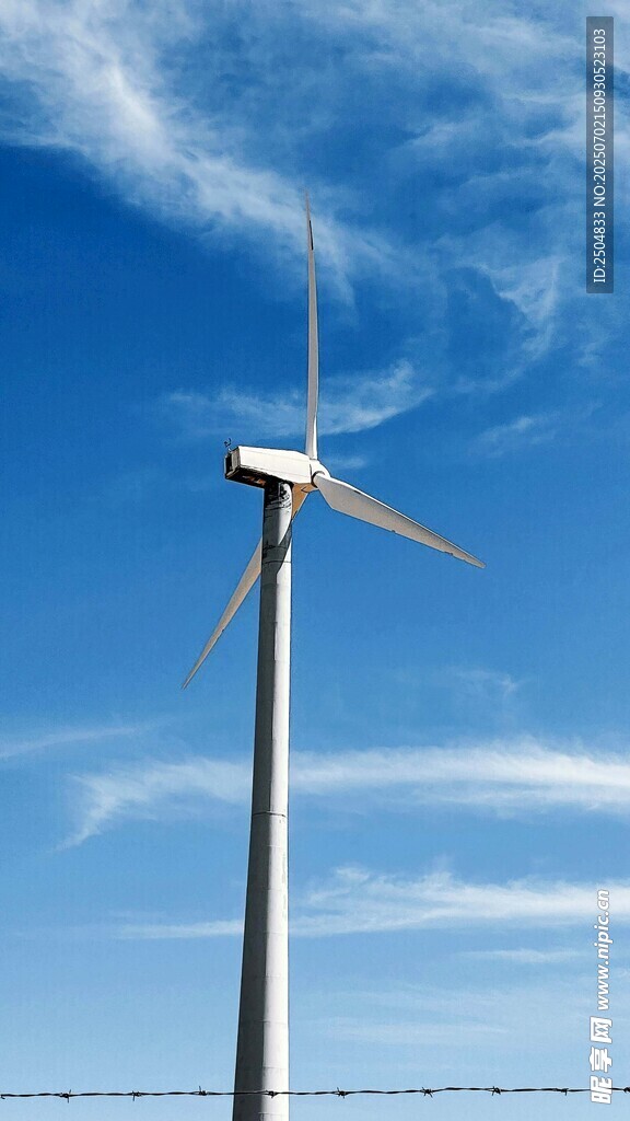 藍(lán)天之下的風(fēng)力發(fā)電機(jī)