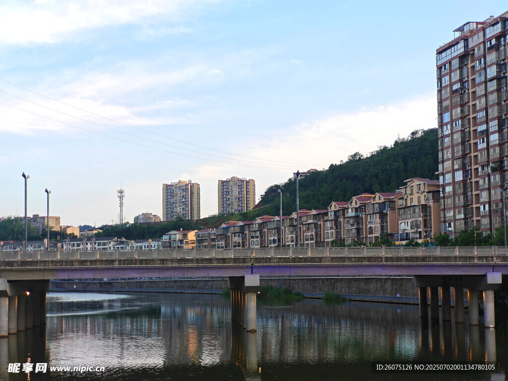 河畔城市風光與橋梁建筑