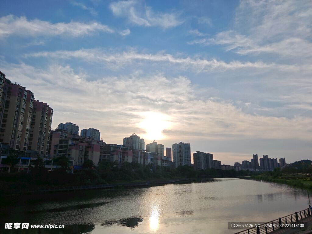 河畔城市日落美景
