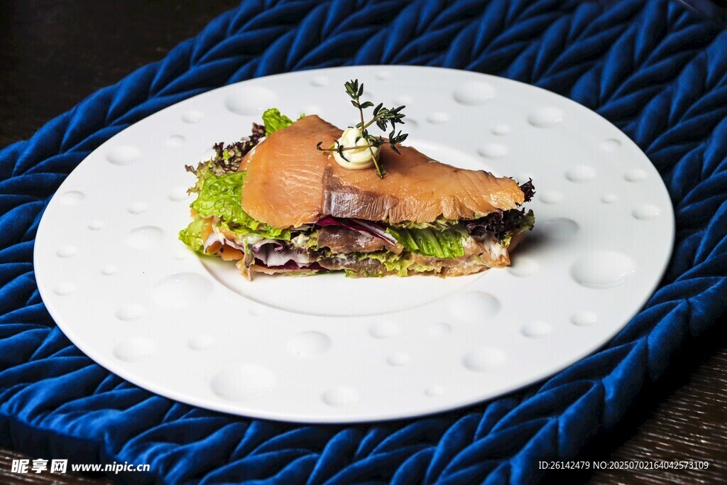精致擺盤(pán)的美味魚(yú)肉料理