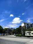 城市街道旁的建筑與藍(lán)天