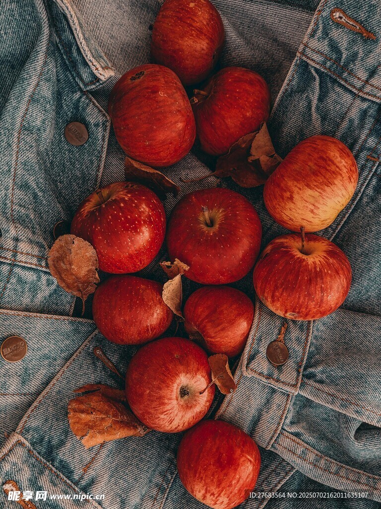牛仔布上的紅蘋(píng)果