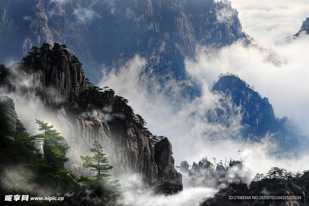云霧繚繞的壯麗山峰