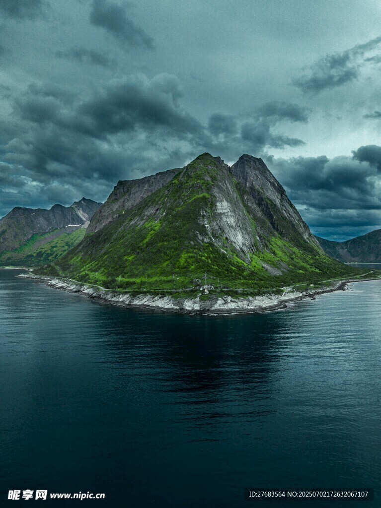 孤島上的壯麗山海景觀