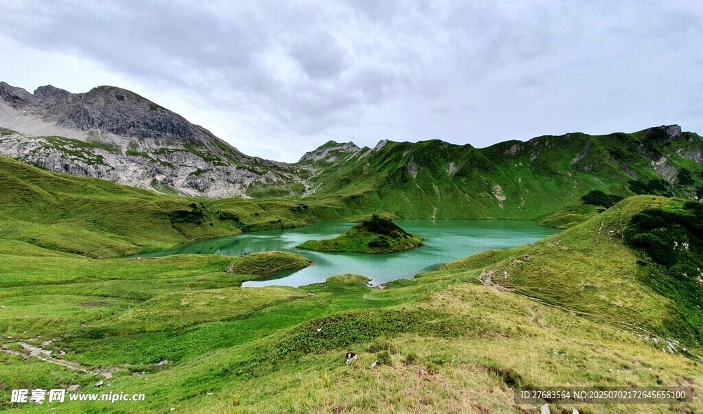 山間碧湖美景