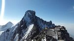 巍峨雪山之巔壯麗景觀