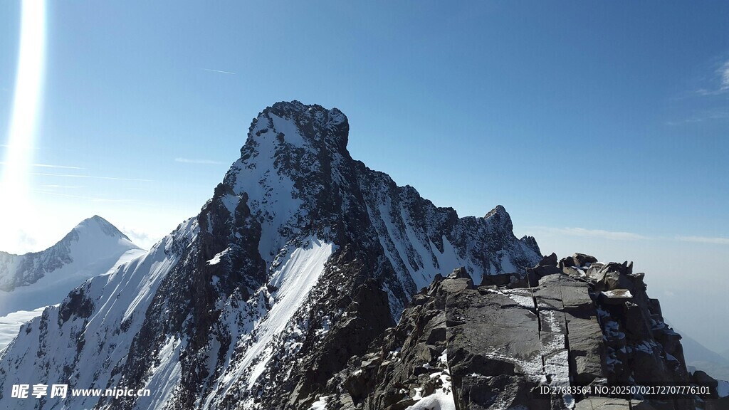 巍峨雪山之巔壯麗景觀