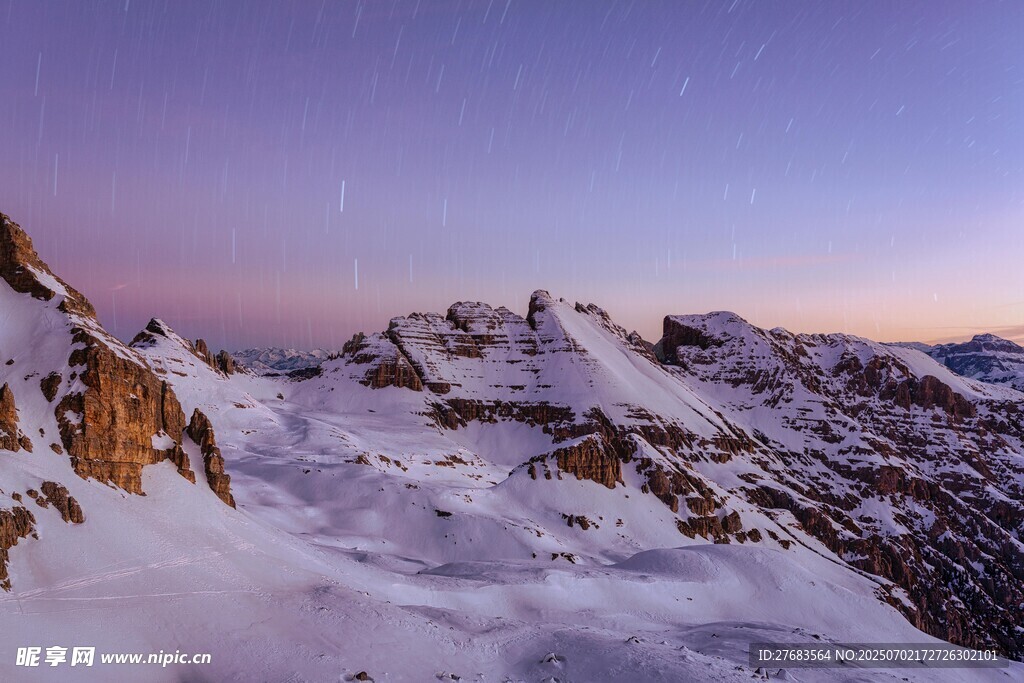 雪覆山巒的壯麗黃昏景色