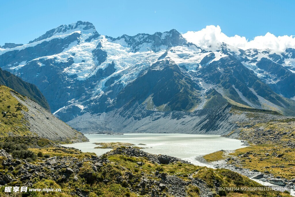 壯麗雪山山谷自然美景