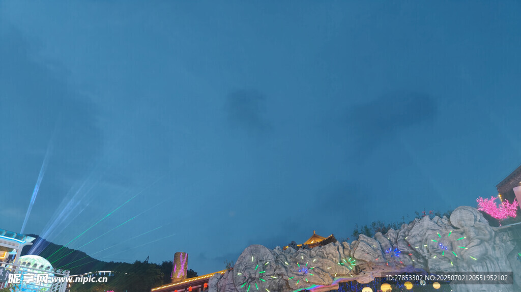 夜空下的多彩建筑景觀