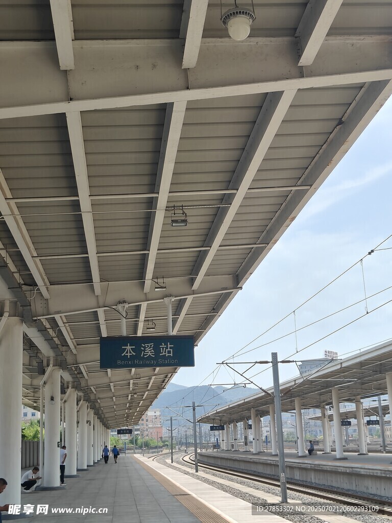 空曠的現(xiàn)代化火車(chē)站站臺(tái)