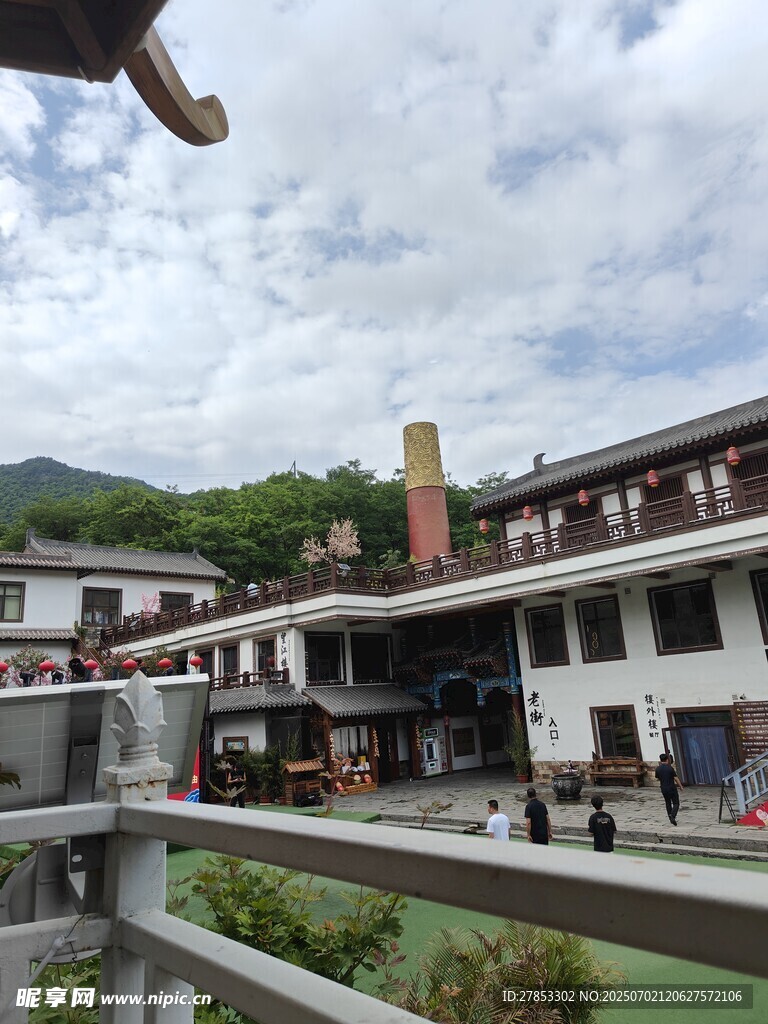 古雅建筑旁的山水景致