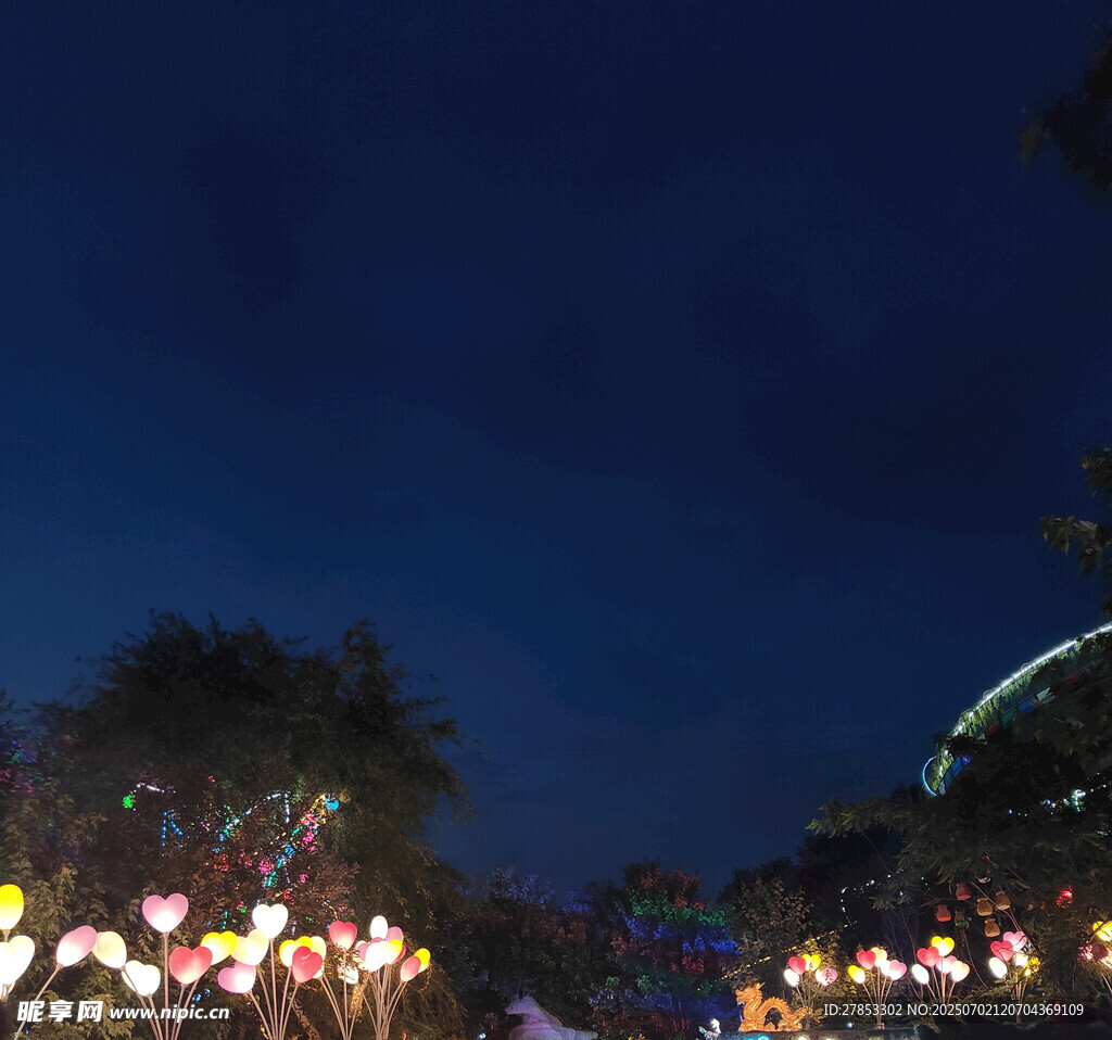 夜晚璀璨燈光下的熱鬧場景