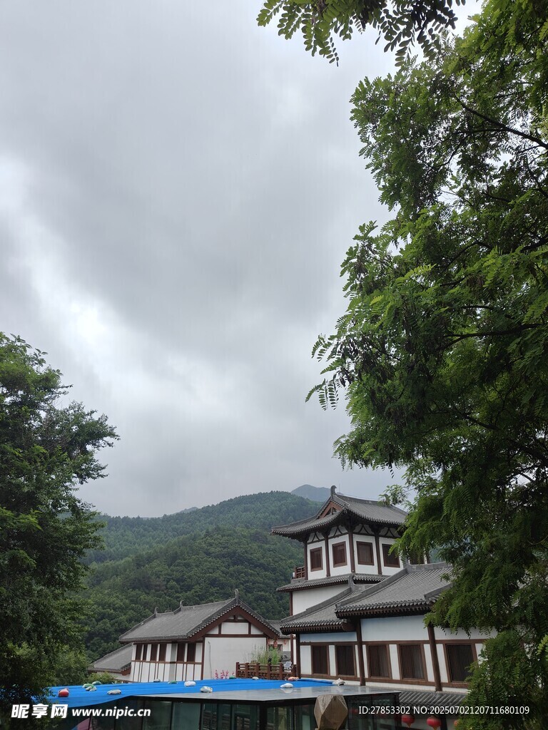 山林間的中式建筑景觀