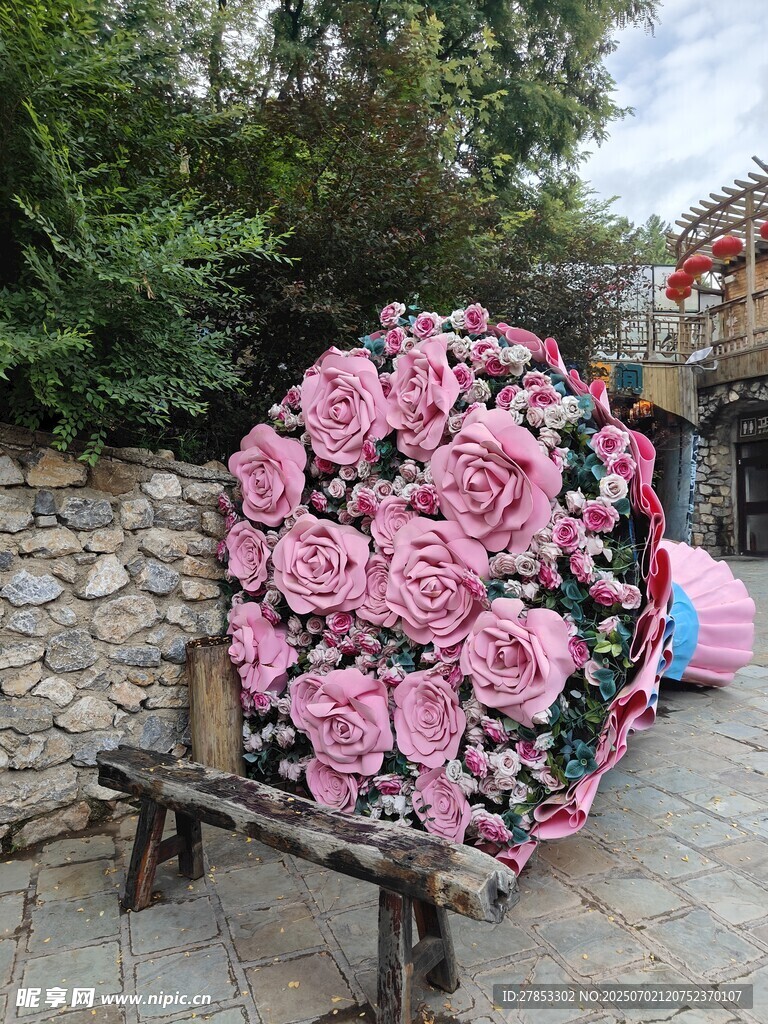 巨型粉色玫瑰花藝裝置