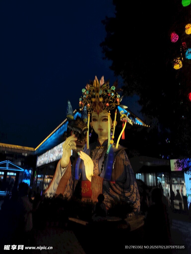 夜晚街頭的精美雕塑