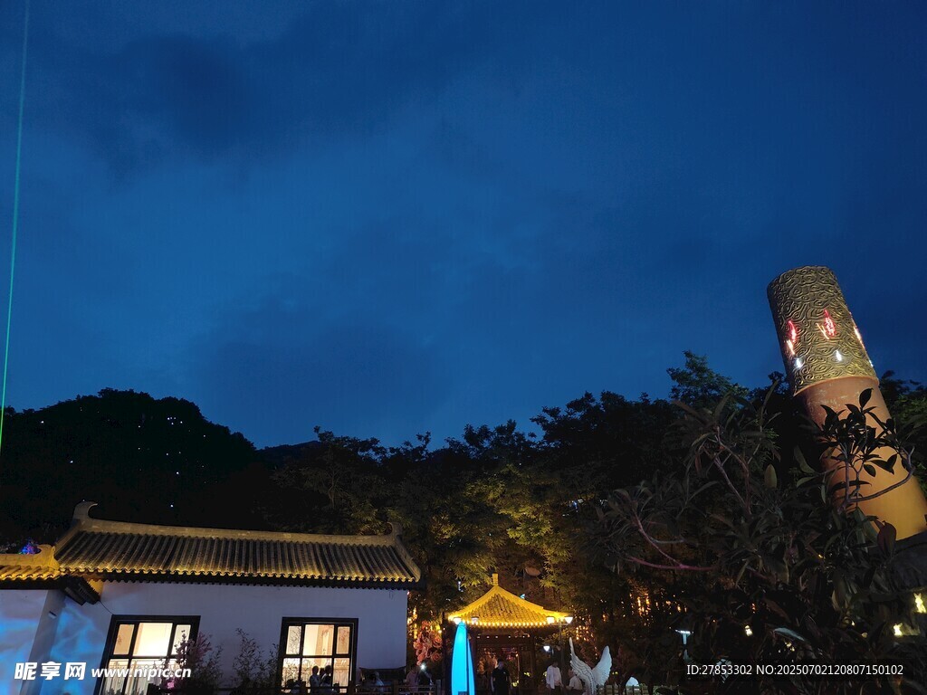 夜幕下的中式建筑與塔樓