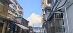 狹窄城市小巷景象