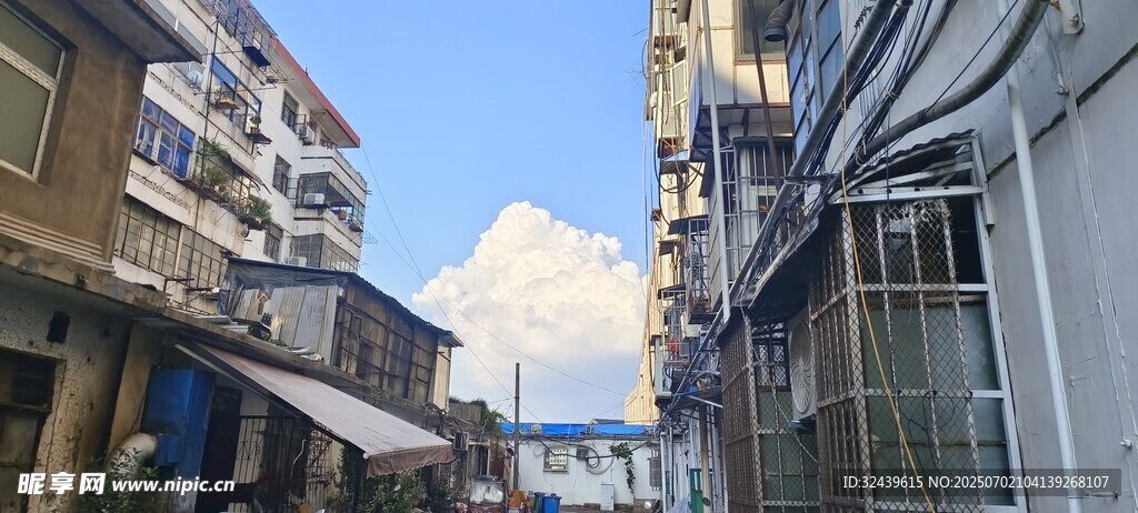 狹窄城市小巷景象