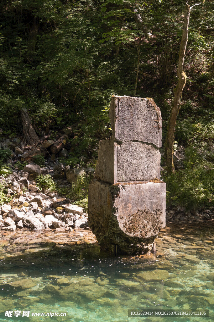 水中矗立的古老石塊