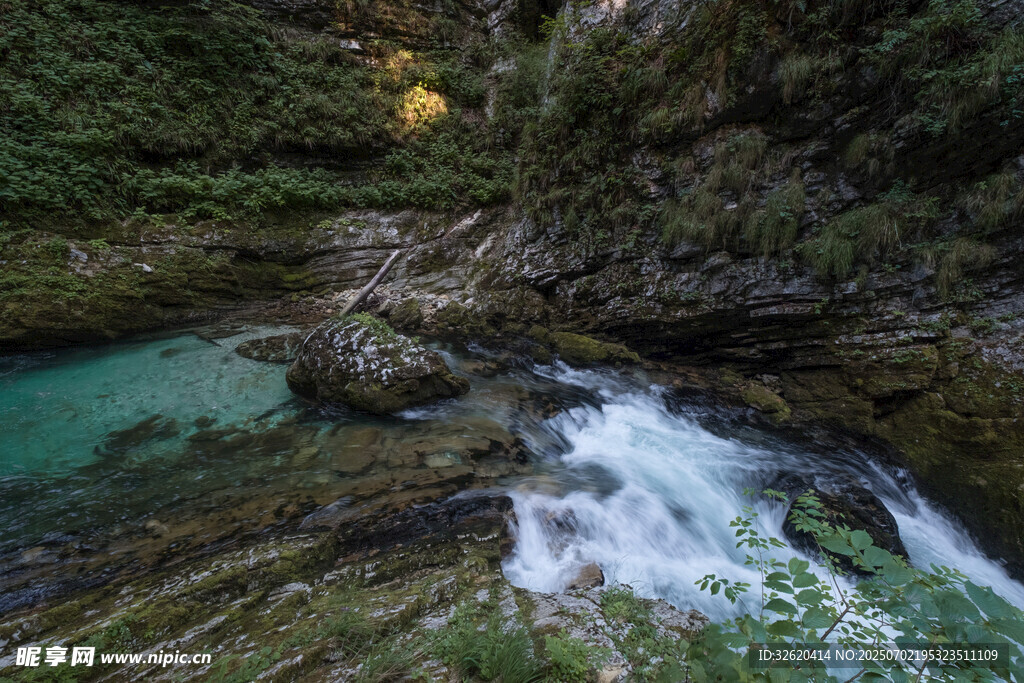 山間碧潭溪流美景