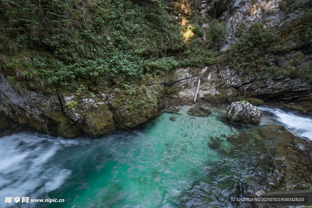 山間碧潭溪流美景